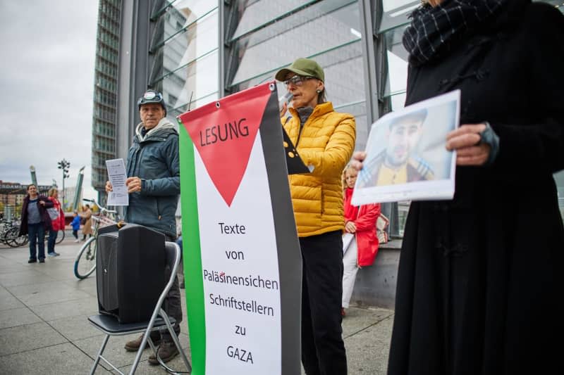 A reading of texts by Palestinian writers will take place on Potsdamer Platz to mark the first anniversary of the Hamas attack on Israel. Joerg Carstensen/dpa