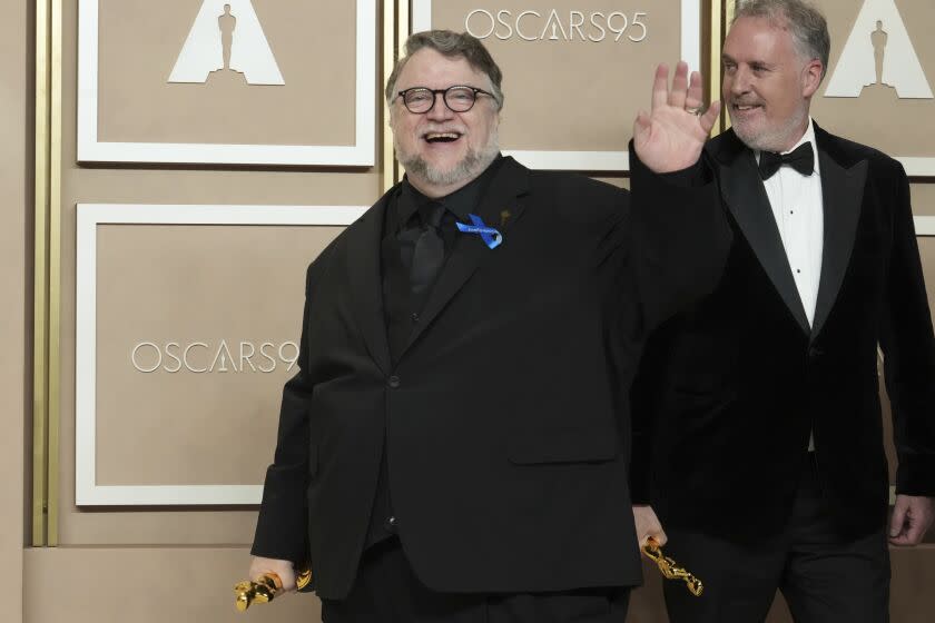Guillermo del Toro y Mark Gustafson en la sala de prensa de los Premios de la Academia.
