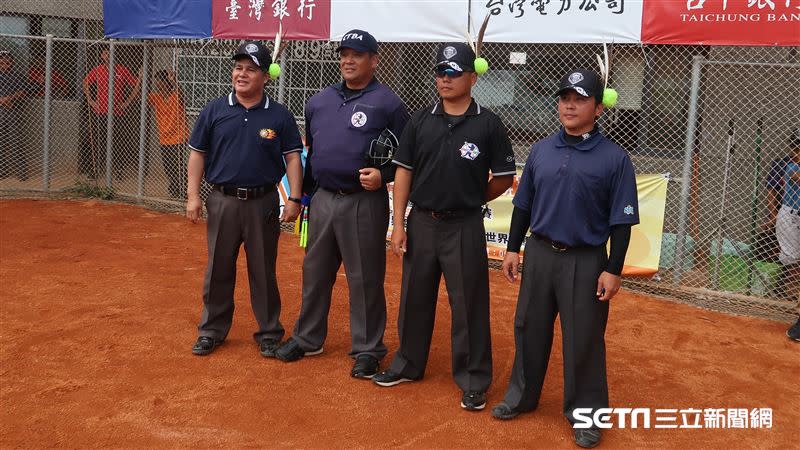 關懷盃執法裁判配戴原住民羽毛頭飾、裝備袋。（圖／記者王怡翔攝影）