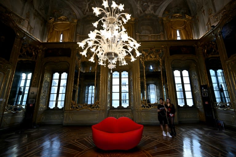 Le canapé "Bocca" (Bouche), conçu en 1971, présenté par Gufram au Palazzo Litta, lors du Salon du meuble de Milan, le 15 avril 2024 (GABRIEL BOUYS)