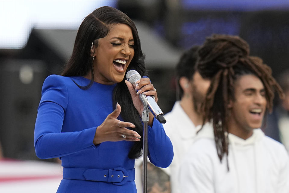 La cantante de música Country Mickey Guyton interpreta el Himno Nacional de Estados Unidos antes del Super Bowl 56 entre Los Angeles Rams y los Cincinnati Bengals, el domingo 13 de febrero 2022, en Inglewood, California. (AP Foto/Chris O'Meara)