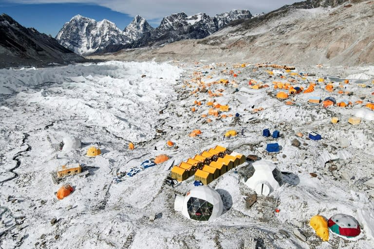 Unas tiendas de montañistas, en el campo base del monte Everest en el distrito de Solukhumbu, en Nepal, en una imagen del 14 de abril de 2022 (Tashi Lakpa Sherpa)