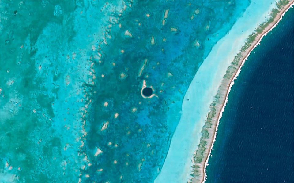 大藍洞 (Photo by Axelspace Corporation, License: CC BY-SA 4.0, Wikimedia Commons提供, 圖片來源www.axelspace.com/en/hodoyoshi-1-images/great-blue-hole-belize_)