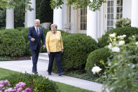 <p>Ein zart gelber Auftritt: Angela Merkel mit US-Präsident Joe Biden im Garten des Weißen Hauses im Juli 2021.</p> 