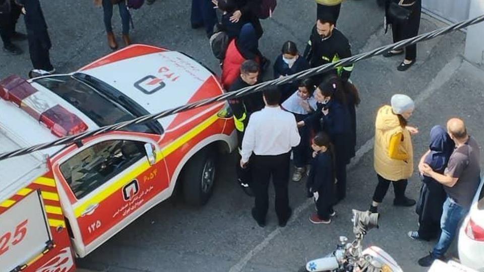 Los servicios de emergencias atienden casos de envenenamiento en una escuela primaria al este de Teherán.