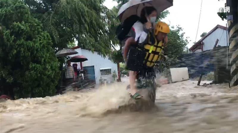 花東暴雨不斷，多處出現淹水、土石流災情。（圖／翻攝畫面）