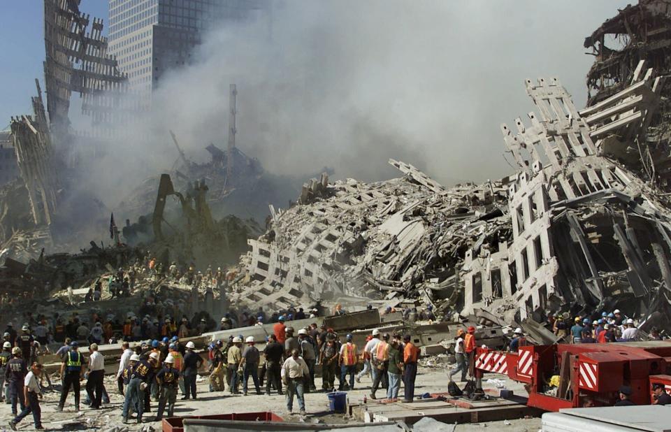 En esta imagen del jueves 13 de septiembre de 2001, socorristas continúan su búsqueda mientras sale humo entre los escombros del World Trade Center, en Nueva York. (AP Foto/Beth A. Keiser, Archivo)