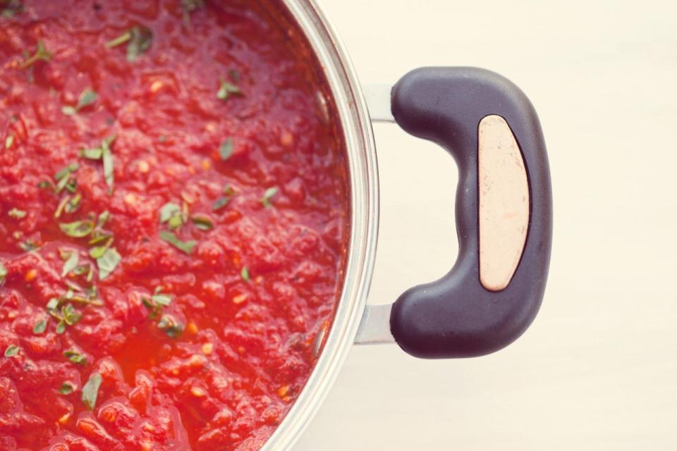 Une fois que vous saurez faire une sauce tomate basique, vous pourrez faire plein d’autres sauces. Faites chauffer un peu d’huile, ajoutez-y un oignon tranché ainsi que deux gousses d’ail. Après cinq minutes, mélangez-y un kilo de tomates fraîches coupées en lamelles avec un peu de persil. Faites mijoter le tout à feu très doux pendant une à deux heures.