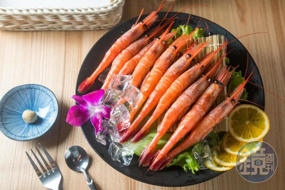 「老撈麻辣鍋」的「生甜蝦」清甜的鮮味，與橘酒相得益彰。（450元／份）