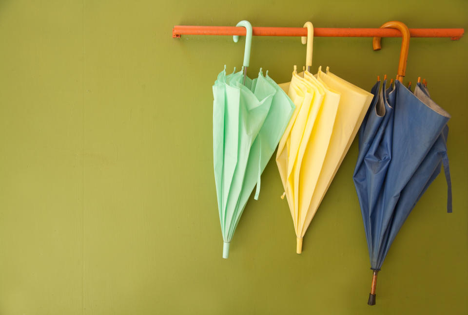 In eben jener Haltung kannst du deinen Stockschirm einfach in die Dusche oder an einen anderen Ort mit wasserfestem Untergrund zum Trocknen aufhängen. (Symbolbild: Getty Images)