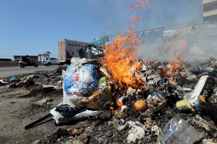 Residents burn their rubbish in Jal al-Dib on the northern outskirts of the Lebanese capital Beirut on August 31, 2015 (AFP Photo/Joseph Eid)