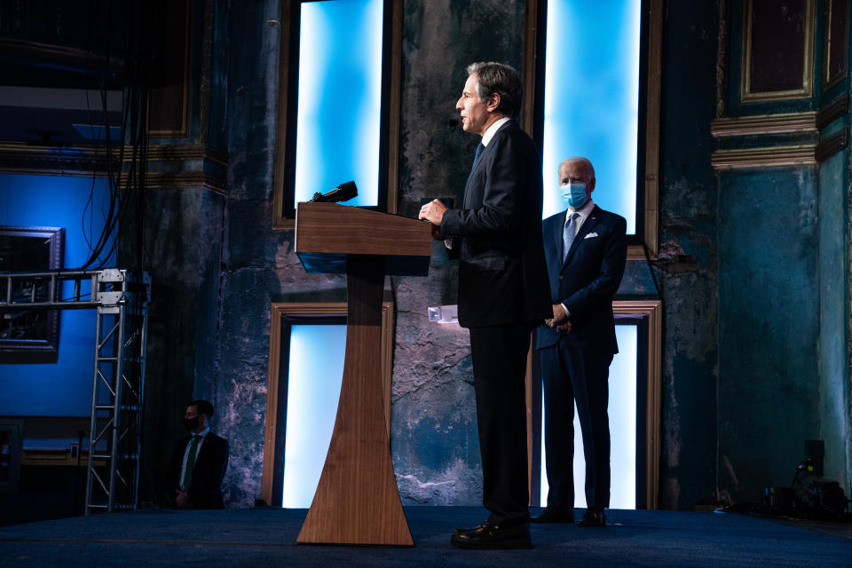 El presidente electo Joe Biden observa la intervención de Antony Blinken, su candidato para secretario de Estado, en el teatro The Queen en Wilmington, Delaware, el 24 de noviembre de 2020 (Anna Moneymaker/The New York Times).