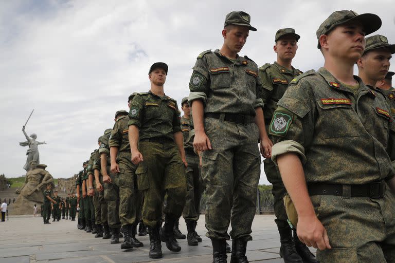 Soldados del ejército ruso marchan durante una acción de apoyo a los soldados que participan en una operación militar especial en Ucrania, en el Mamaev Kurgan, un monumento conmemorativo de la Segunda Guerra Mundial en Volgogrado, Rusia, el lunes 11 de julio de 2022.