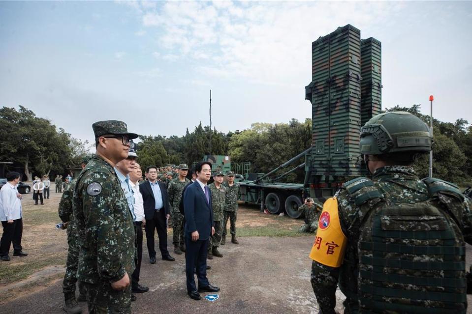 副總統賴清德訪視「空軍防空暨飛彈指揮部所屬部隊」及「空軍第三戰術戰鬥機聯隊」。（總統府提供）