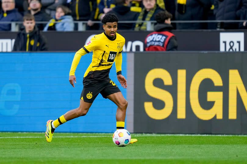 Ian Maatsen of Borussia Dortmund controls the ball