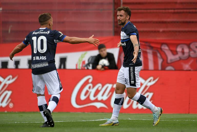 Pablo De Blasis y Nicolás Colazo en un festejo de Gimnasia contra Barracas; el Lobo platense iniciará este viernes su 2024 con un amistoso contra Cerro Largo, de Uruguay.