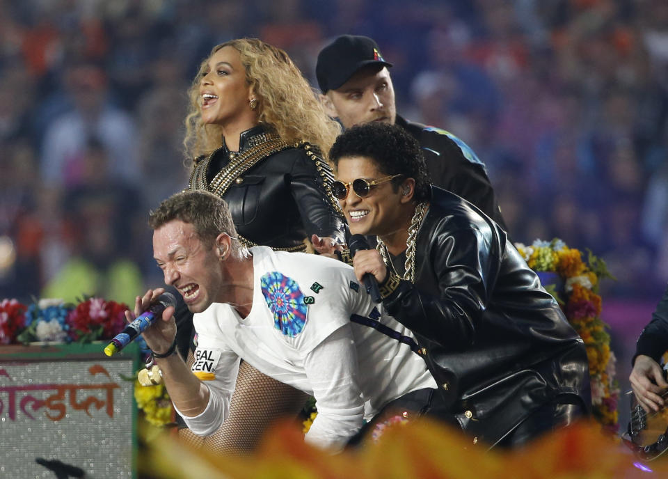 Beyonce, Chris Martin y Bruno Mars (der) participan con el guitarrista Jonny Buckland en el espectáculo del medio tiempo del Super Bowl 50 entre los Carolina Panthers y los Denver Broncos en Santa Clara, California el 7 de febrero de 2016 2016. REUTERS/Stephen Lam