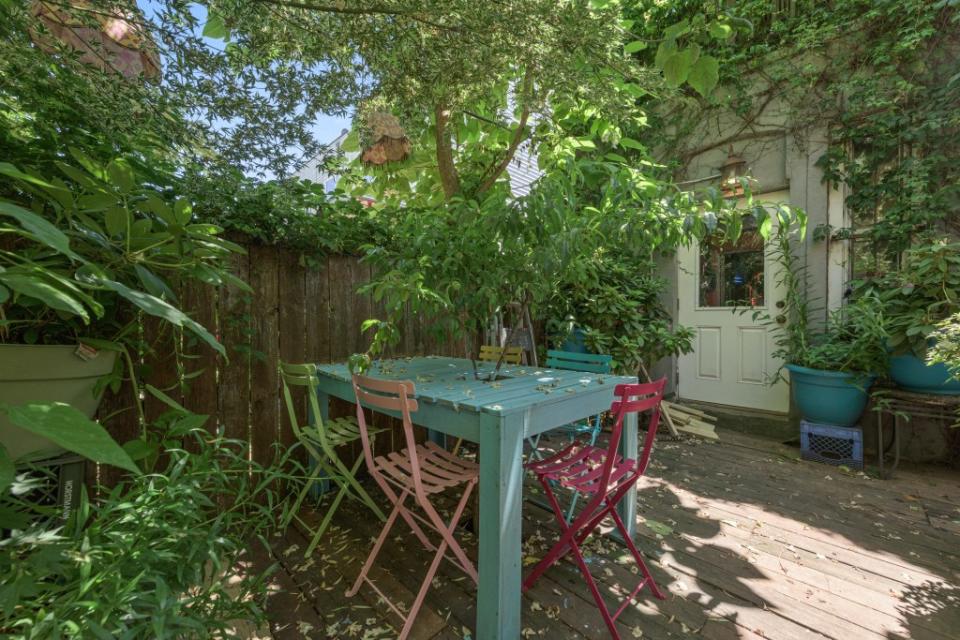 A outdoor table to match the interior. Shari Laidley/VHT Studios