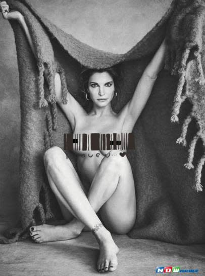 史黛芬妮賽摩爾為《LOVE》拍攝全裸黑白照。（圖／翻攝 LOVE MAGAZINE）