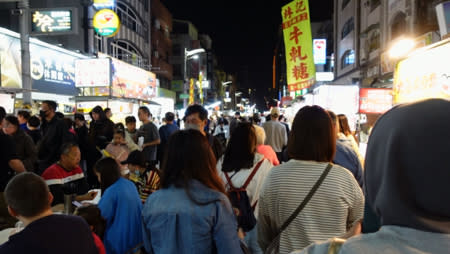 六合夜市周末晚餐時段人潮絡繹不絕。(游定剛拍攝)