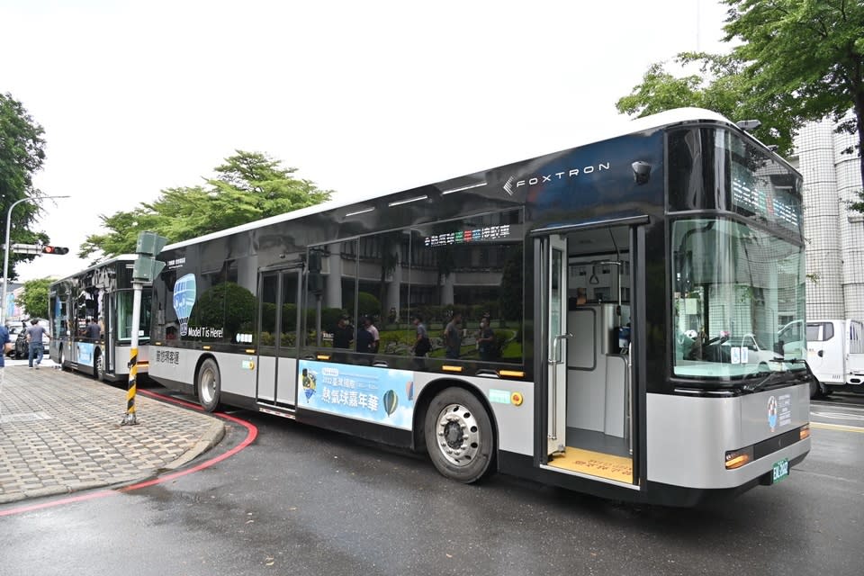 配合環保政策，今年度熱氣球嘉年華活動加碼與客運業者合作，引進2輛電動巴士，活動期間每日安排2班次免費接駁。