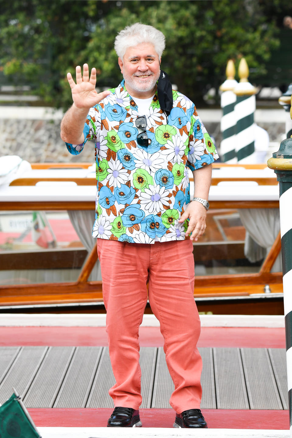 Pedro Almodóvar también llegó a Venecia el 2 de septiembre con un colorido estilismo, pero no debutaría en la alfombra roja de esta 77 edición hasta el día siguiente. (Foto: Jacopo Raule / Getty Images)