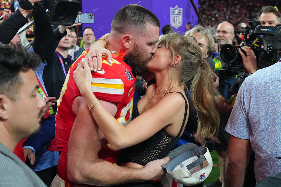 Taylor Swift y su novio, Travis Kelce, al final del Super Bowl LVIII, en el que Kansas City Chiefs se coronó campeón. (Foto di Erick W. Rasco/Sports Illustrated via Getty Images) 