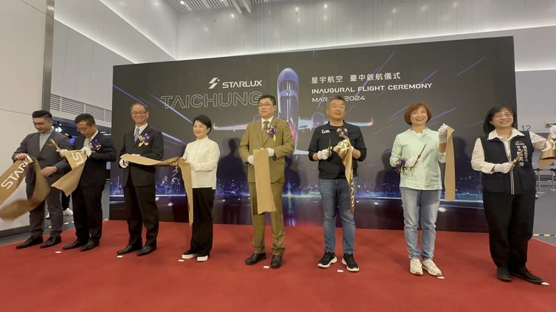 星宇航空台中啟航  張國煒、盧秀燕、蔡其昌剪綵 星宇航空31日啟航台中航線，星宇航空董事長張國煒 （右4）、台中市長盧秀燕（左4）、民進黨立委蔡其 昌（右3）出席首航聯合剪綵儀式。 中央社記者趙麗妍攝  113年3月31日 