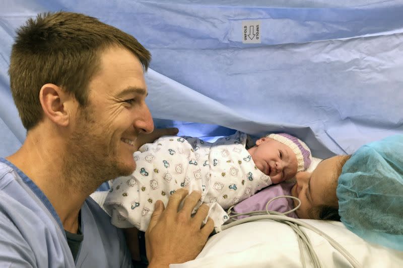 Un papa a conquis internet en partageant son astuce pour endormir bébé [Photo: Caters News Agency]