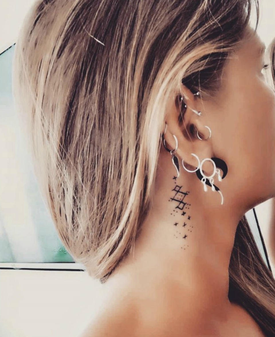 Lucy Tugwell se hizo este tatuaje en Ibiza durante sus vacaciones. "Mi souvenir favorito", subrayó. (Foto: Instagram / <a href="https://www.instagram.com/p/BynX22SgJC2/" rel="nofollow noopener" target="_blank" data-ylk="slk:@lucytugwell27;elm:context_link;itc:0;sec:content-canvas" class="link ">@lucytugwell27</a>).