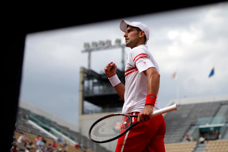 El tenista serbio Novak Djokovic reacciona durante el partido en que venció al uruguayo Pablo Cuevas para avanzar a tercera ronda del Abierto de Francia, Roland Garros, París, Francia