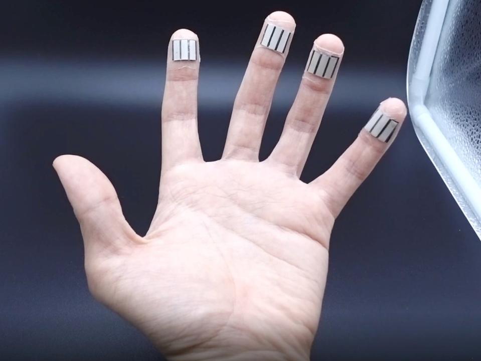 A left hand with 4 BFCs wrapped onto four individual fingers to collect energy simultaneously from multiple fingers (Lu Yin)