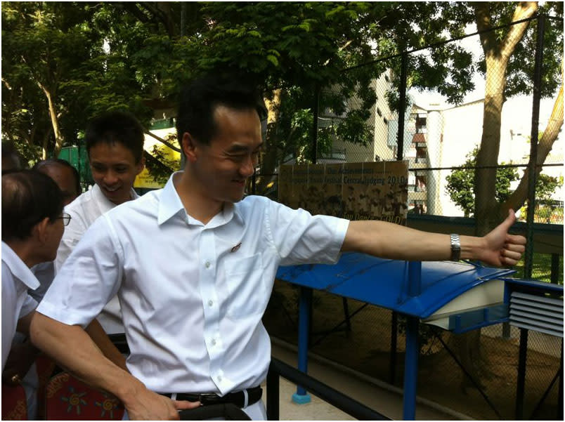 PAP's Dr Koh Poh Koon gives the thumbs up sign to a resident during his thank you tour.