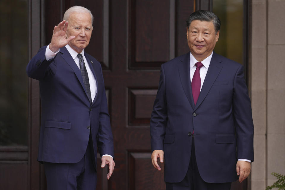 美國總統拜登（左）15日在舊金山與中國國家主席習近平再度會面，進行世紀對話，這是雙方睽違1年以來的再度碰面。   圖：達志影像／美聯社