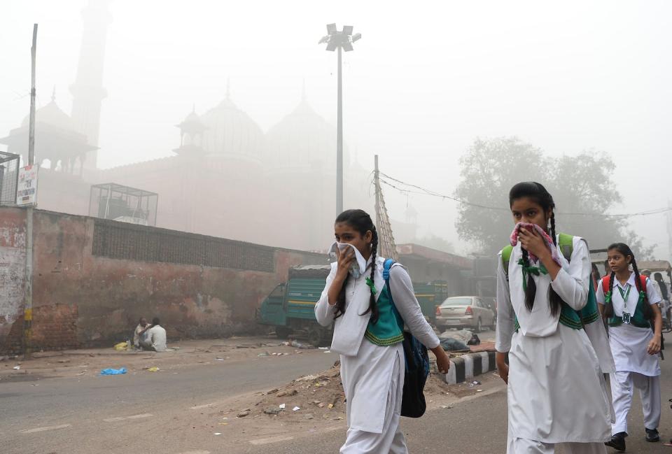 La contamianción del aire en Nueva Delhi, India, es un problema constante. Se agravó tanto en 2017 que la ciudad cerró temporalmente sus escuelas primarias. <a href="https://www.gettyimages.com/detail/news-photo/indian-schoolchildren-cover-their-faces-as-they-walk-to-news-photo/871511920" rel="nofollow noopener" target="_blank" data-ylk="slk:Sajjad Hussain/AFP via Getty Images;elm:context_link;itc:0;sec:content-canvas" class="link ">Sajjad Hussain/AFP via Getty Images</a>