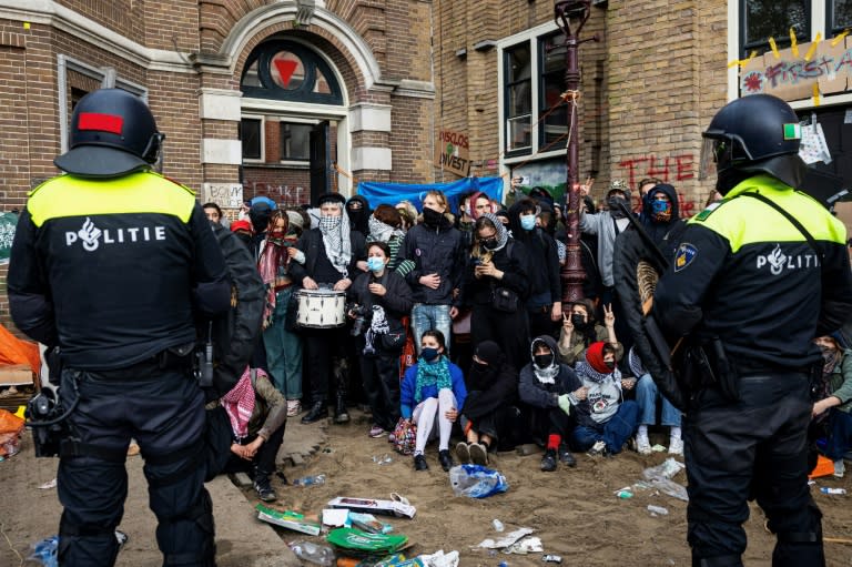 Des étudiants propalestiniens font face aux policiers à l'université d'Amsterdam, le 8 mai 2024 aux Pays-Bas (Ramon van Flymen)