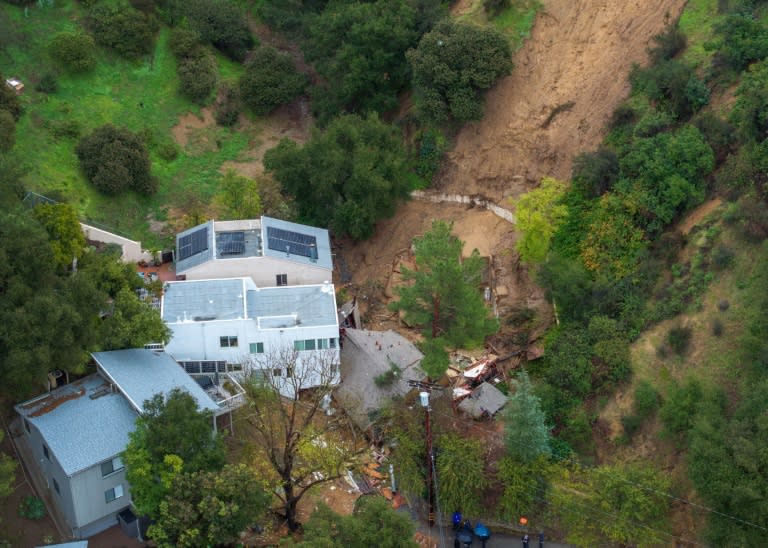 Vue aérienne d'une maison endommagée par un glissement de terrain à Los Angeles, le 5 février 2024 en Californie (DAVID MCNEW)
