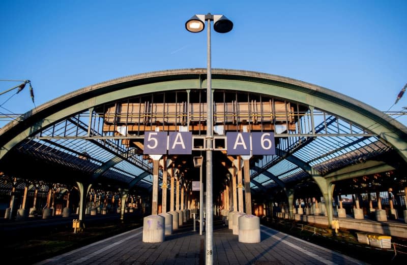 The platforms at the main station are deserted in the morning. Deutsche Bahn and the train drivers' union GDL held talks on Saturday night during the ongoing strike. The Deutsche Presse-Agentur learned this from negotiating circles. Hauke-Christian Dittrich/dpa