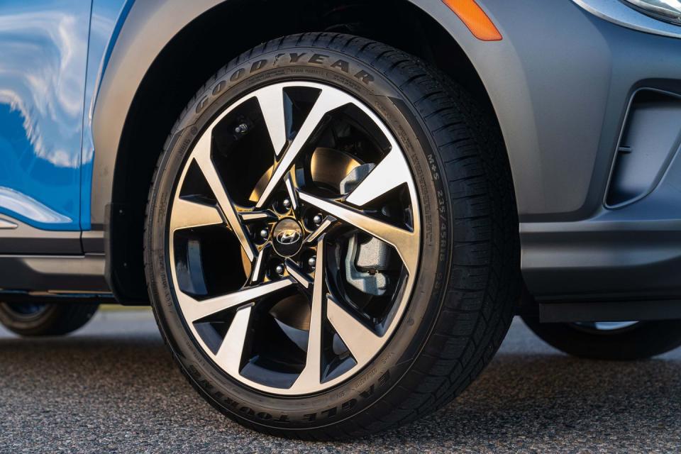 <p>2023 Hyundai Kona Limited gets this unique 18-inch alloy wheel design.</p>