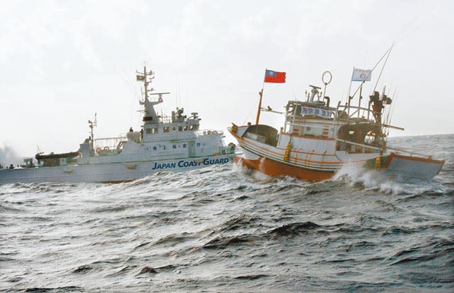 蘇澳籍漁船新凌波236號，27日在釣魚台遭日本巡邏艦衝撞，漁民權益不僅不保還傷及漁船。圖為2012年9月宜蘭漁民出動60艘漁船「保釣」，遭遇日本大規模船艦包圍。（本報資料照片）