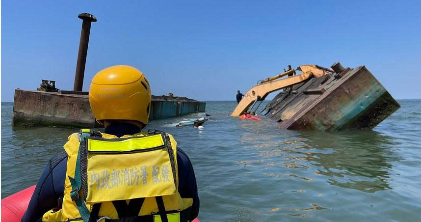 枋寮漁港今天進行清淤作業，水泥平台因為鏽蝕斷裂，2名工人一度受困。（圖／翻攝畫面）