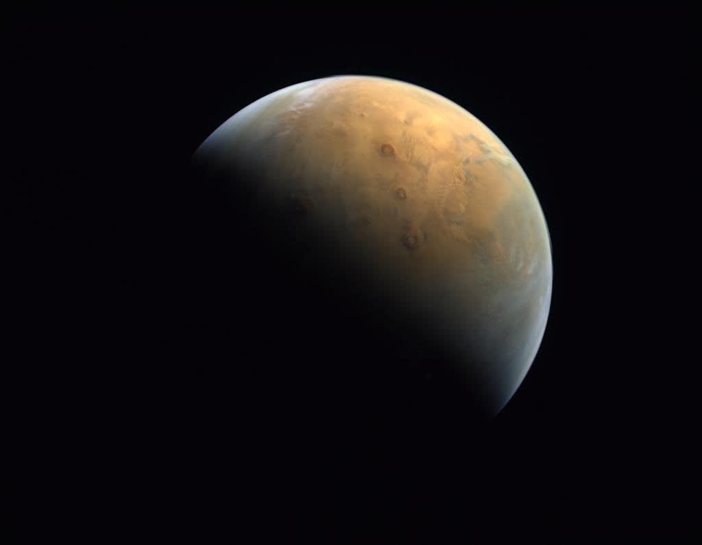 <p>La sonda Hope, enviada a órbita alrededor de Marte la semana pasada por los Emiratos Árabes Unidos, envió su primera foto del Planeta Rojo.</p> (Emirates Mars Mission)