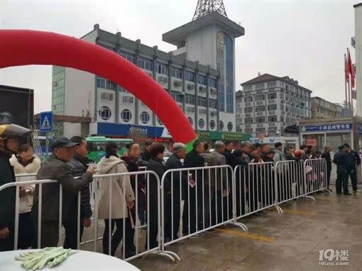 大陸浙江的銀行舉辦送豬肉的活動，吸引大批民眾前來存錢。（圖／翻攝自杭州19樓）