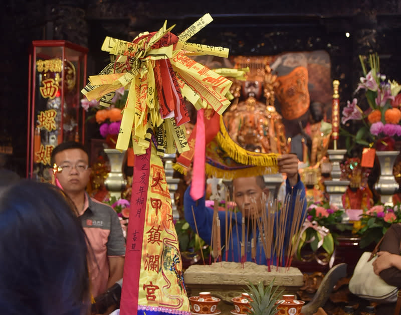 台中大甲鎮瀾宮媽祖遶境進香隊伍9日抵達雲林縣境內，隨處可見信徒手拿綁著符令的令旗，象徵媽祖指派兵將，保護信徒平安。中央社記者葉子綱攝  108年4月9日