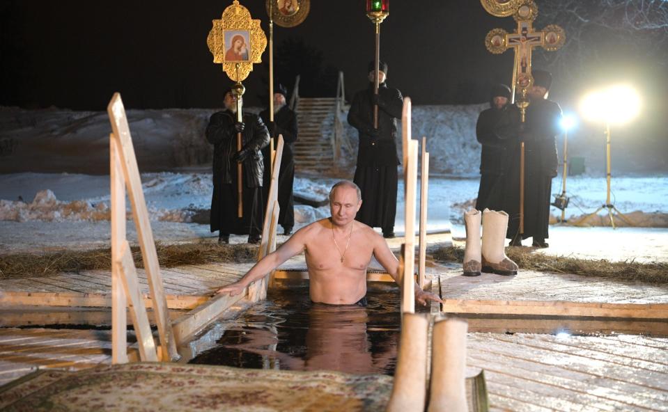 <p>Der russische Präsident Wladimir Putin nimmt zur Feier des Dreikönigsfestes ein Bad in eisigem Gewässer. Mit nacktem Oberkörper taucht das Staatsoberhaupt in den Seligersee ein, der derzeit eine Temperatur von minus fünf Grad Celsius hat. (Bild: ddp Images/Abaca Press) </p>