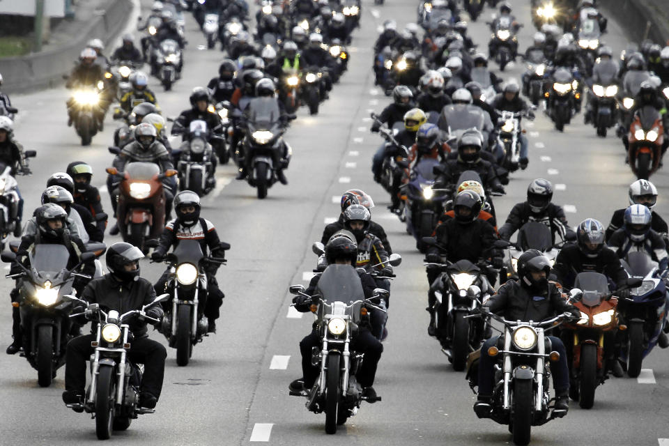 Contrôle technique des deux-roues : le Conseil d’Etat donne deux mois au gouvernement pour l’instaurer (Photo d’illustration : Des motards participent à un rassemblement sur le périphérique, le 13 mars 2010 à Paris, pour réclamer une meilleure prise en compte des deux roues motorisés dans la conception des infrastructures routières.)