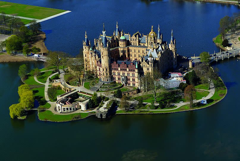 El palacio está situado en una isla del lago de Schwerin. El jardín situado en la isla se llama Jardín del Castillo.