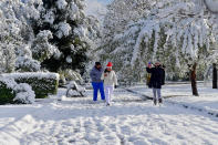 <p>MEX14. SALTILLO (MÉXICO).- 08/12/2017.- Un grupo de personas camina por un parque cubierto de nieve hoy, viernes 8 de diciembre de 2017, en Monclova, estado de Coahuila (México). Un ambiente muy frío se pronostica en la mayor parte de México, con nevadas o aguanieve en regiones de Chihuahua, Coahuila, Nuevo León, Durango, Tamaulipas, Zacatecas, San Luis Potosí, en las zonas volcánicas y en la llamada Sierra Negra, en Puebla, así como densos bancos de niebla que podrían reducir la visibilidad en el noreste, el oriente y el centro del país, debido a la primera tormenta Invernal de la Temporada de Frentes Fríos 2017-2018 informó el Servicio Meteorológico Nacional (SMN), dependiente de la Comisión Nacional del Agua (Conagua). EFE/Miguel Sierra </p>