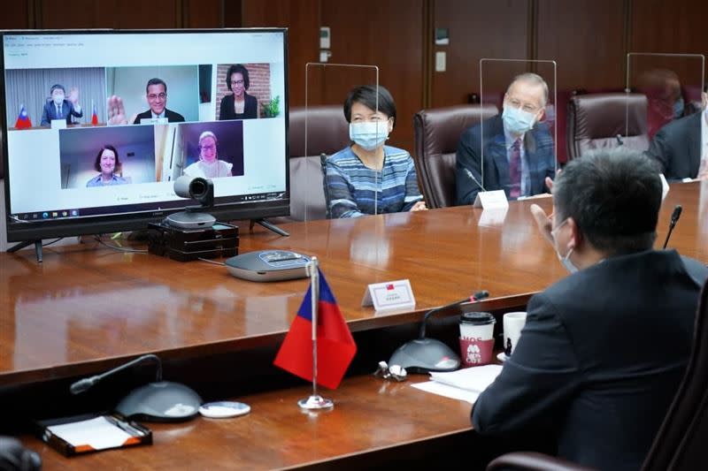  美國衛生部長與陳時中視訊會議，支持台灣取得疫苗、並參與WHA。（圖／翻攝自蔡英文臉書）