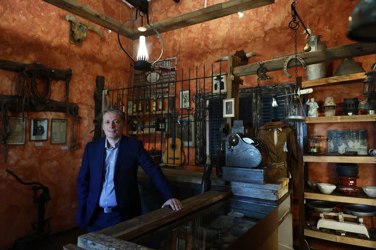 El intendente de Esteban Echeverría, Fernando Gray, en el Museo Histórico La Campana de El Jagüel.